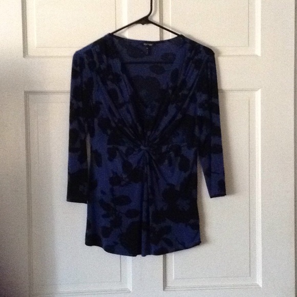 Blue w/ black flower 3/4 sleeve v-neck shirt - Picture 1 of 2
